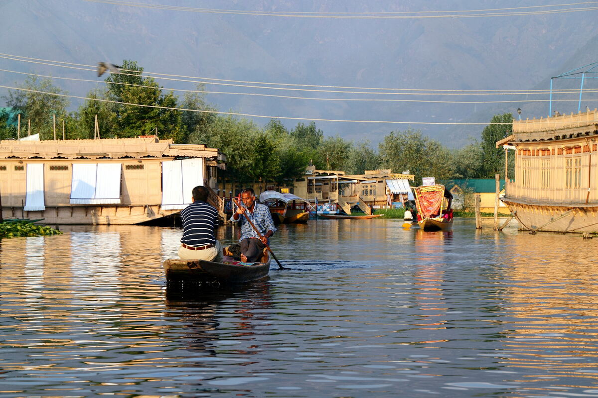 Dal Lake's sunset tour on a shikara - Srinagar