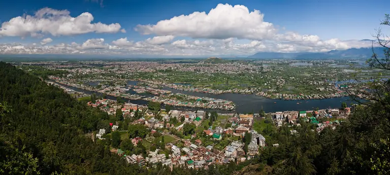Srinagar: Houseboats, Mughal Gardens, Old city